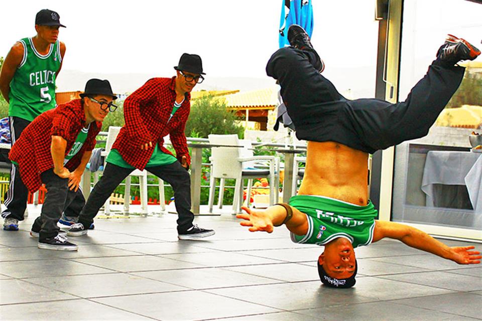 Breakdancers on the edge Triki Fun