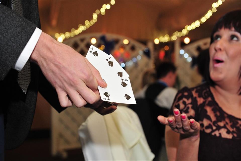 Close up magician by Triki Fun